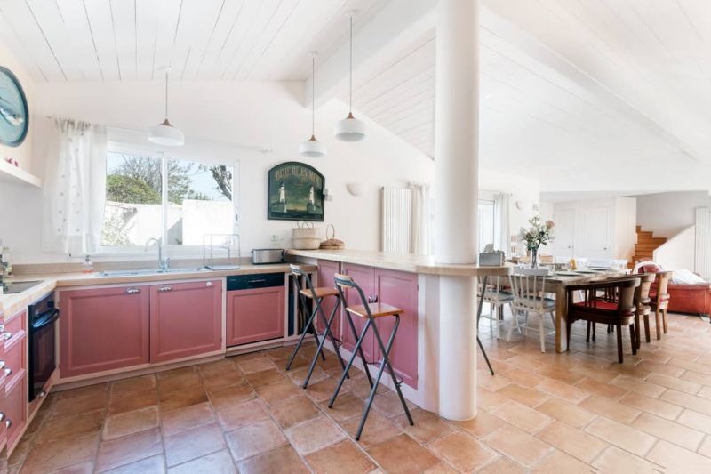 Photo 10 : CUISINE d'une maison située à Saint-Clément-des-Baleines, île de Ré.