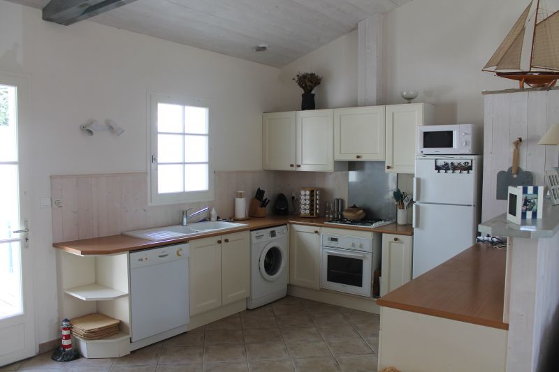 Photo 2 : CUISINE d'une maison située à La Couarde-sur-mer, île de Ré.