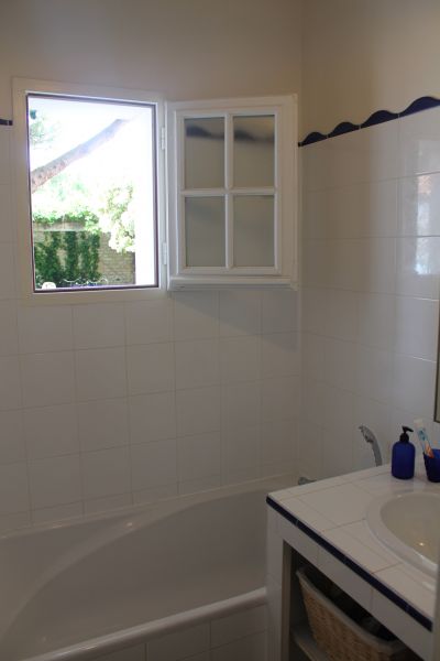 Photo 9 : SALLEDEBAIN d'une maison située à La Couarde-sur-mer, île de Ré.