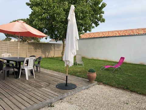 Photo 7 : TERRASSE d'une maison située à Loix, île de Ré.