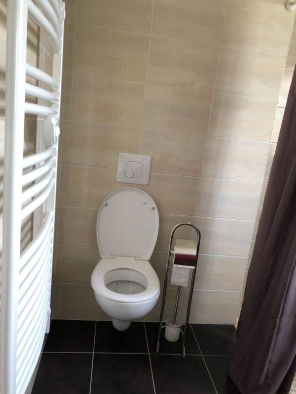 Photo 9 : WC d'une maison située à Loix, île de Ré.