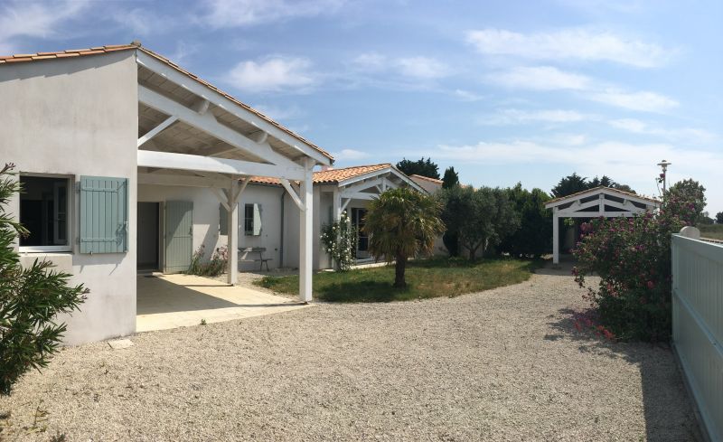 Photo 18 : EXTERIEUR d'une maison située à Loix, île de Ré.