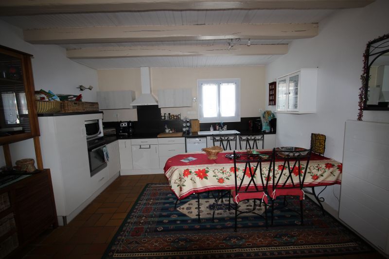 Photo 13 : CUISINE d'une maison située à La Couarde-sur-mer, île de Ré.