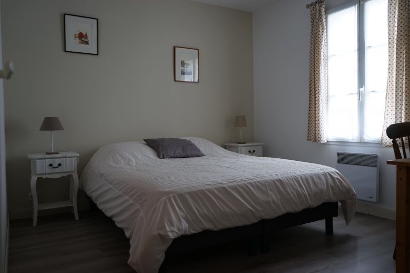 Photo 10 : CHAMBRE d'une maison située à Loix, île de Ré.