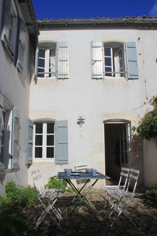 Photo 2 : EXTERIEUR d'une maison située à Sainte-Marie-de-Ré, île de Ré.