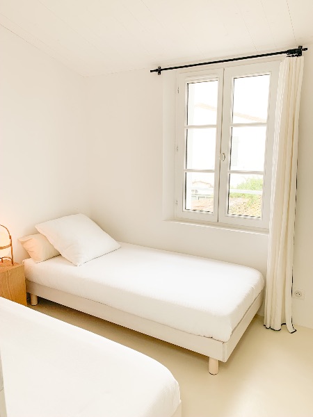 Photo 33 : CHAMBRE d'une maison située à Les Portes, île de Ré.