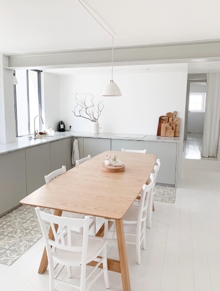 Photo 42 : CUISINE d'une maison située à Les Portes, île de Ré.