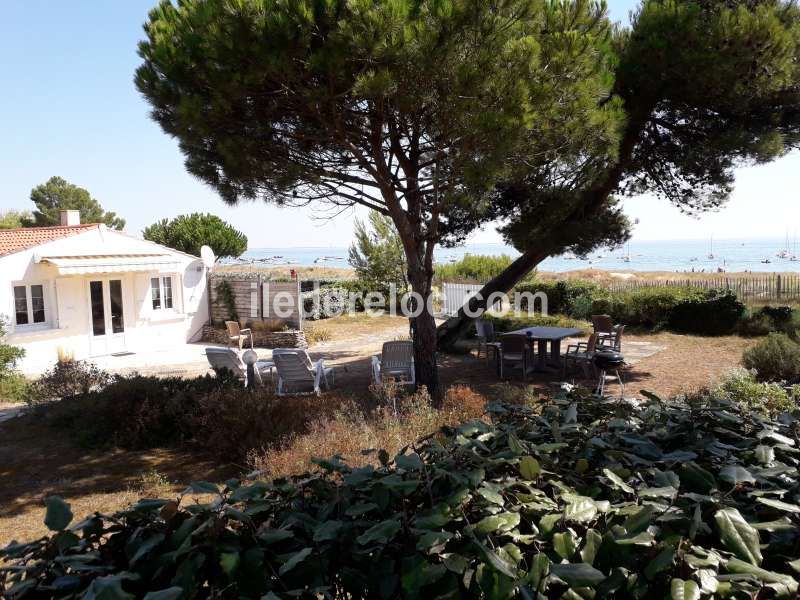 Photo 1 : EXTERIEUR d'une maison située à Les Portes, île de Ré.