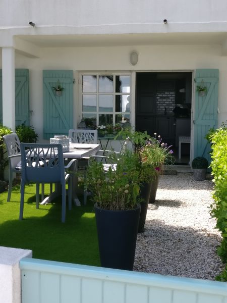 Photo 2 : JARDIN d'une maison située à Rivedoux-Plage, île de Ré.