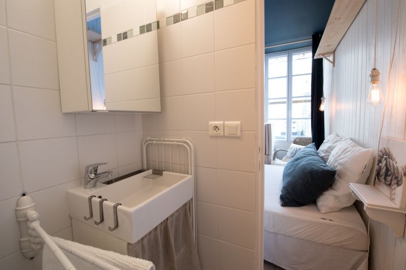 Photo 8 : SALLEDEBAIN d'une maison située à Saint-Martin-de-Ré, île de Ré.