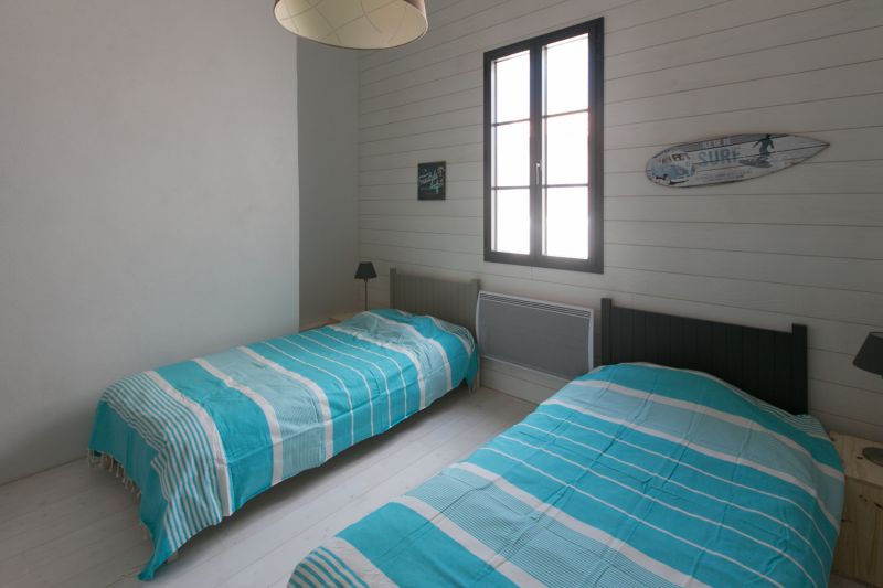 Photo 3 : CHAMBRE d'une maison située à La Couarde, île de Ré.