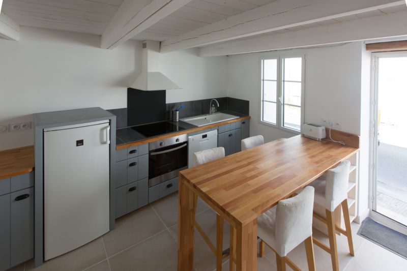 Photo 6 : CUISINE d'une maison située à La Couarde, île de Ré.