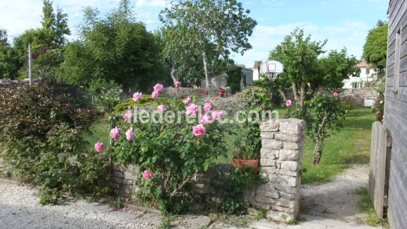 Photo 11 : JARDIN d'une maison située à Ars en Ré, île de Ré.