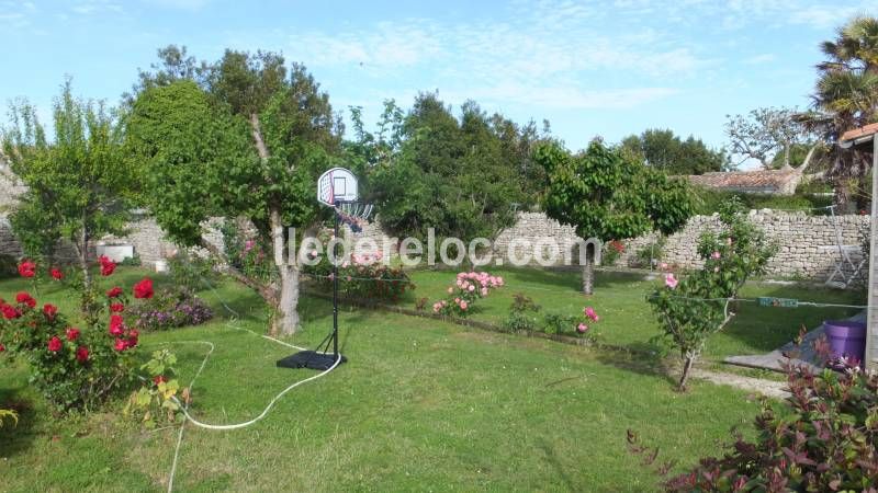 Photo 12 : JARDIN d'une maison située à Ars en Ré, île de Ré.