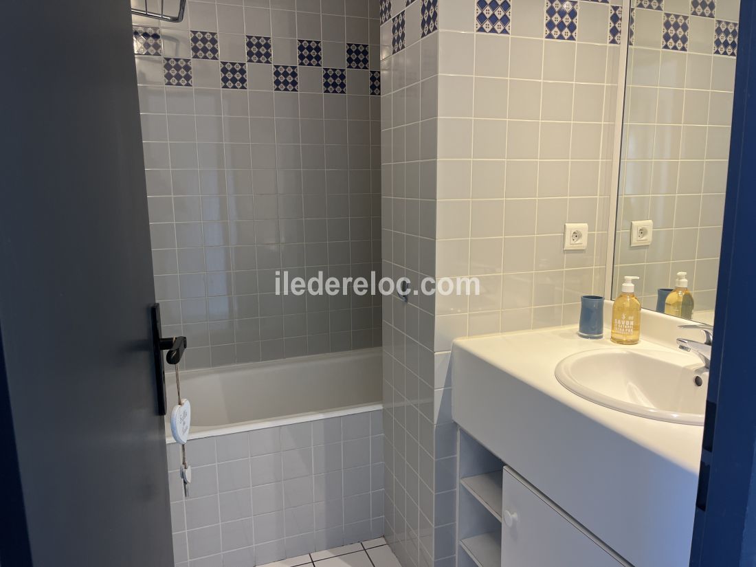 Photo 10 : SALLEDEBAIN d'une maison situ&eacute;e &agrave; La Flotte-en-R&eacute;, &icirc;le de R&eacute;.