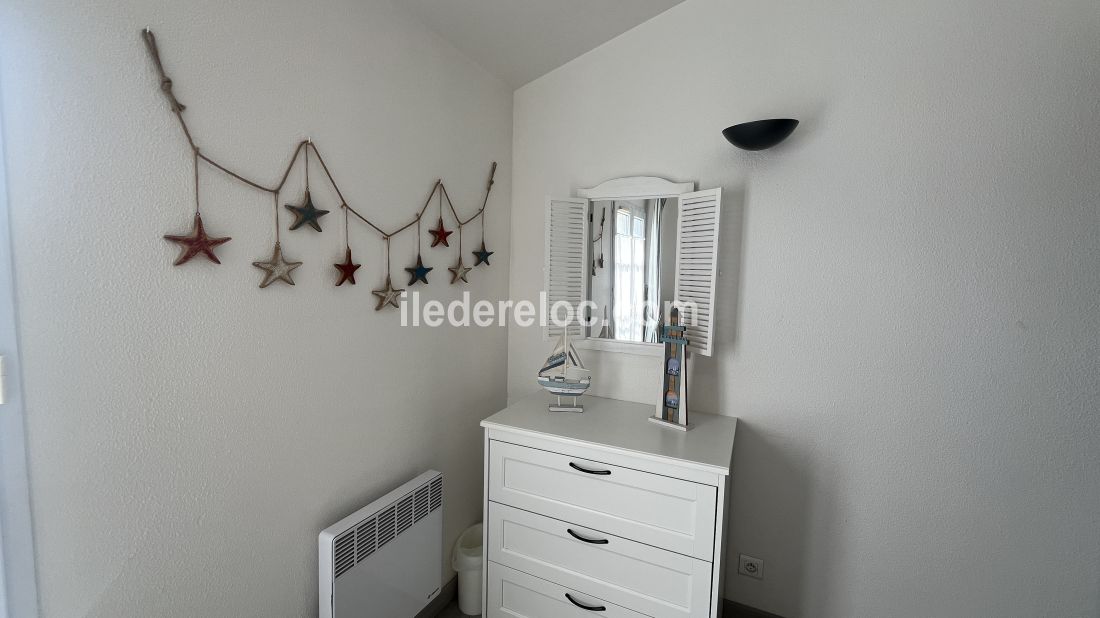 Photo 8 : CHAMBRE d'une maison situ&eacute;e &agrave; La Flotte-en-R&eacute;, &icirc;le de R&eacute;.