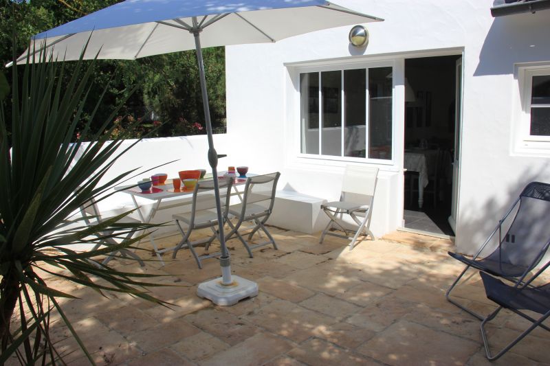 Photo 2 : TERRASSE d'une maison située à Les Portes-en-Ré, île de Ré.