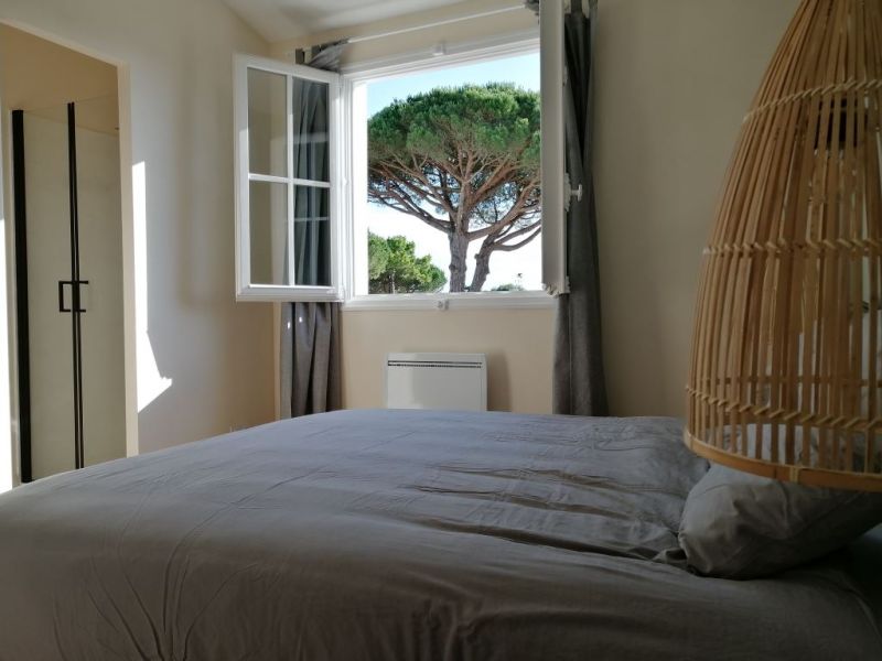 Photo 44 : CHAMBRE d'une maison située à La Couarde-sur-mer, île de Ré.