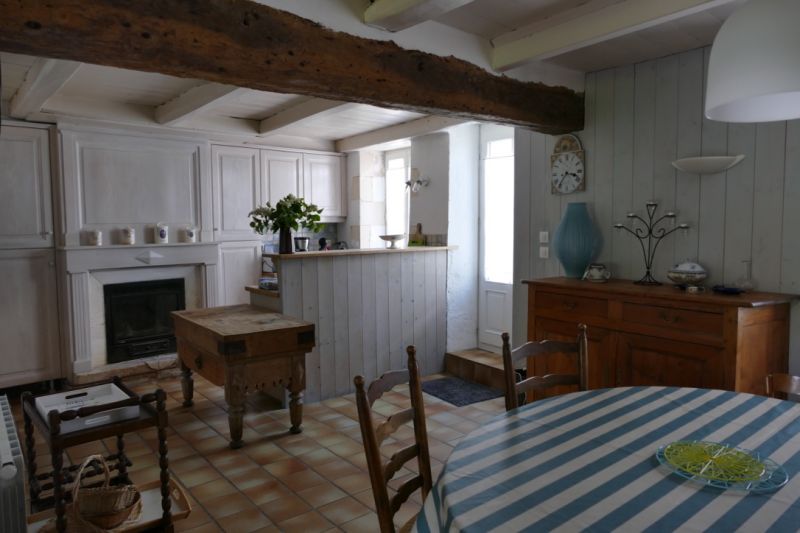 Photo 4 : CUISINE d'une maison située à Ars en Ré, île de Ré.