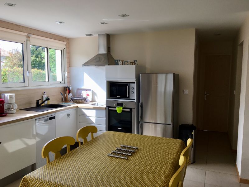 Photo 2 : CUISINE d'une maison située à Loix, île de Ré.