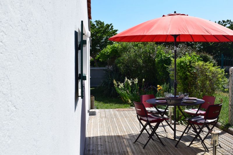 Photo 4 : TERRASSE d'une maison située à Loix, île de Ré.