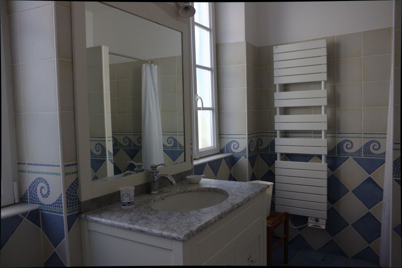 Photo 13 : SALLEDEBAIN d'une maison située à La Couarde-sur-mer, île de Ré.