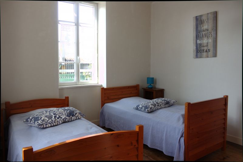 Photo 11 : CHAMBRE d'une maison située à La Couarde-sur-mer, île de Ré.