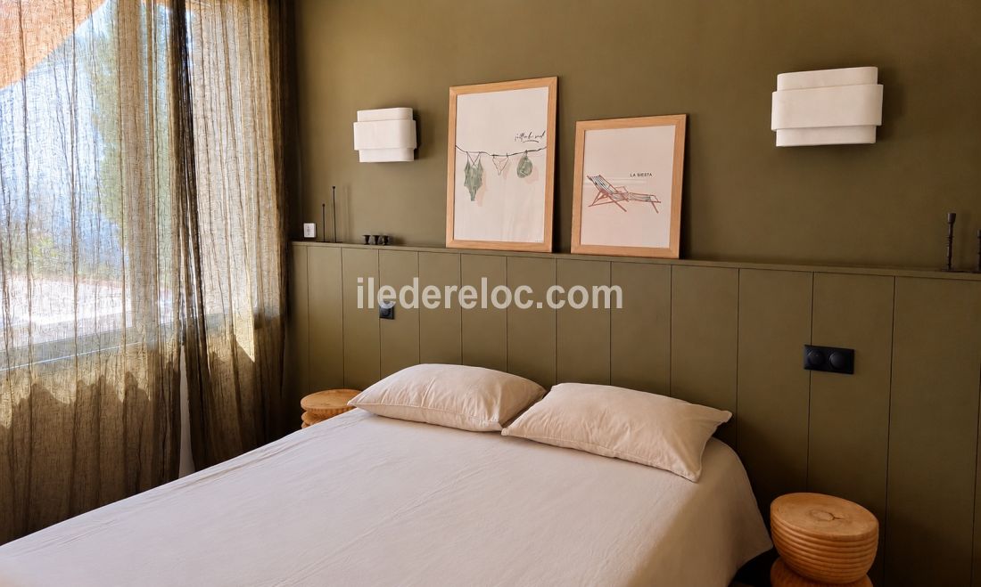 Photo 20 : CHAMBRE d'une maison situ&eacute;e &agrave; Le Bois-Plage-en-R&eacute;, &icirc;le de R&eacute;.