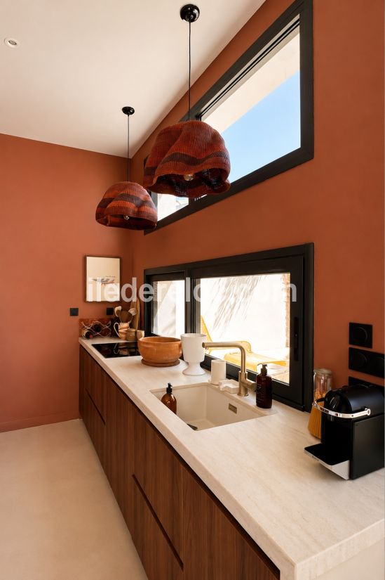 Photo 10 : CUISINE d'une maison situ&eacute;e &agrave; Le Bois-Plage-en-R&eacute;, &icirc;le de R&eacute;.