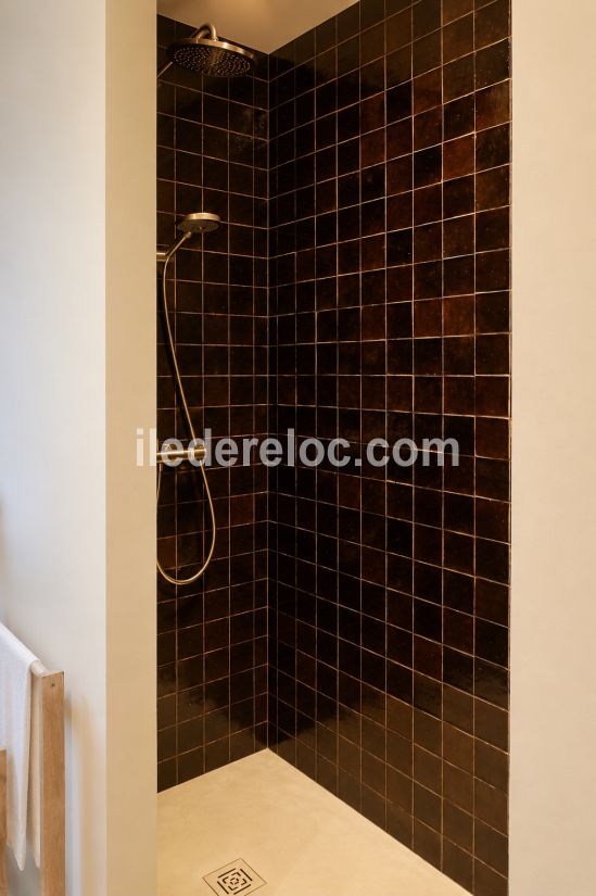 Photo 28 : SALLEDEBAIN d'une maison situ&eacute;e &agrave; Le Bois-Plage-en-R&eacute;, &icirc;le de R&eacute;.