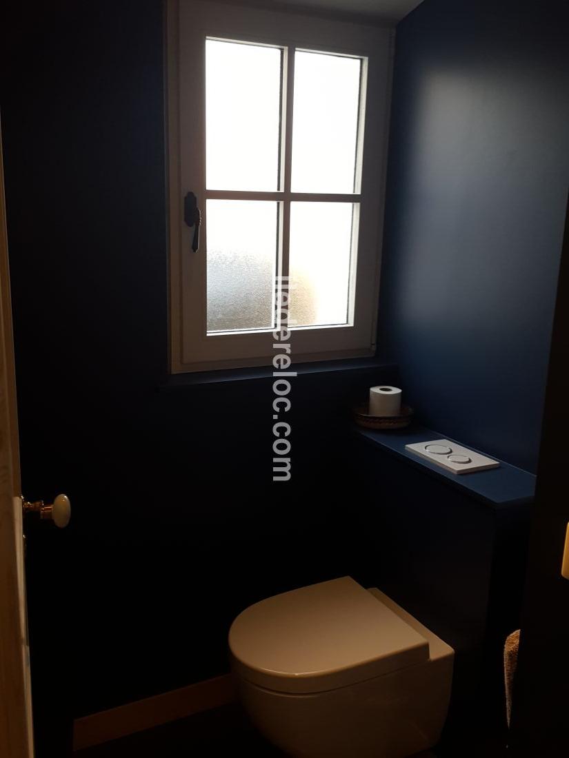 Photo 18 : WC d'une maison située à Loix, île de Ré.