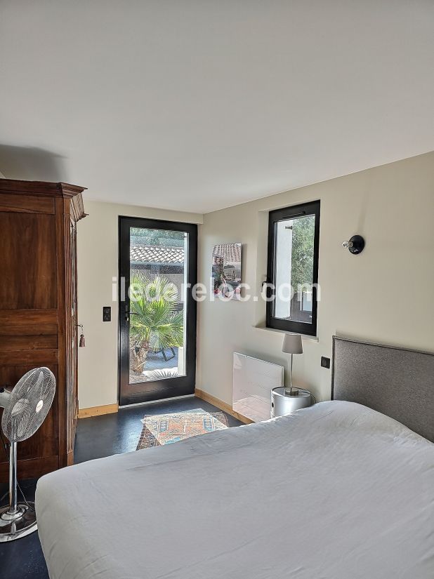 Photo 27 : CHAMBRE d'une maison située à Loix, île de Ré.