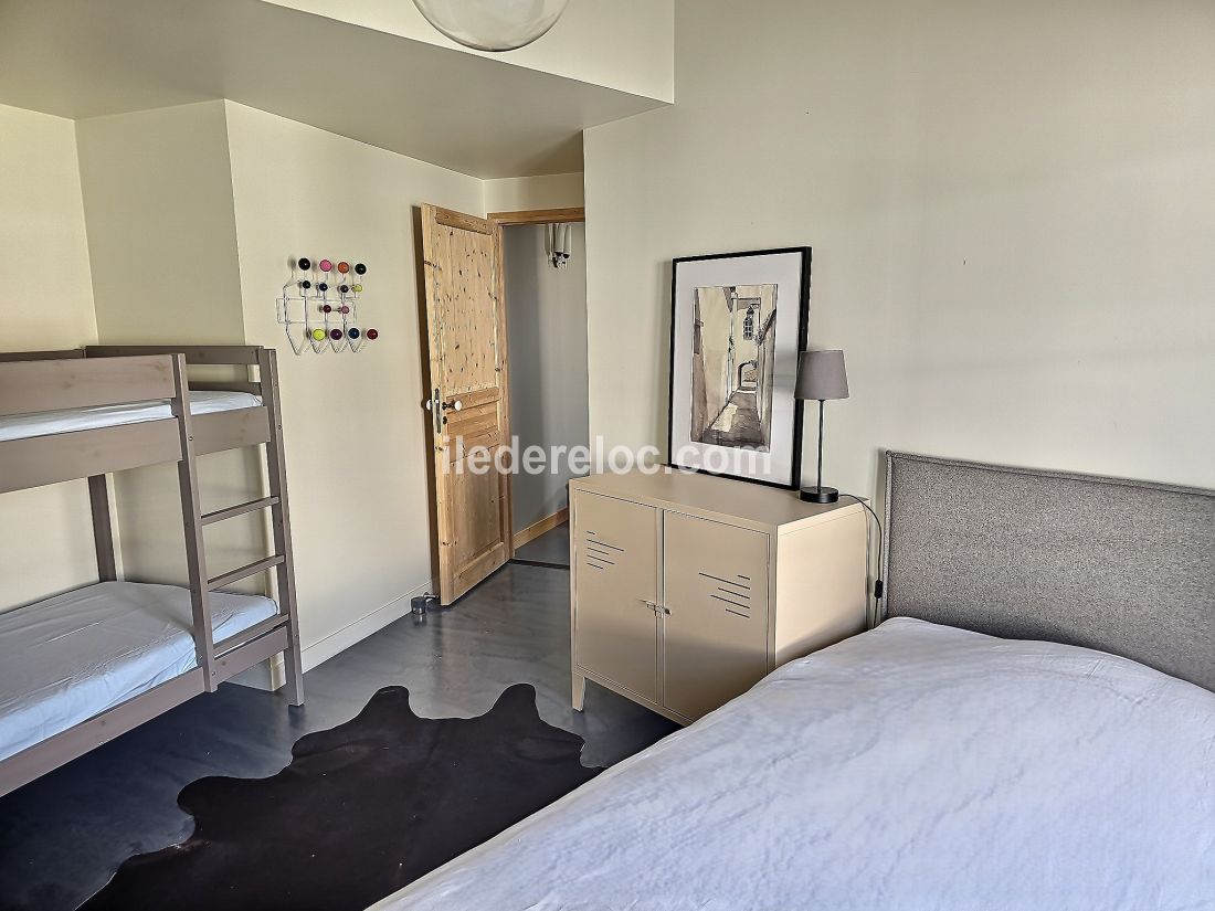 Photo 20 : CHAMBRE d'une maison située à Loix, île de Ré.