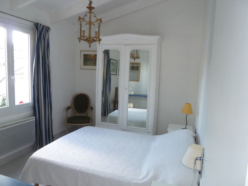 Photo 5 : CHAMBRE d'une maison située à Sainte-Marie, île de Ré.