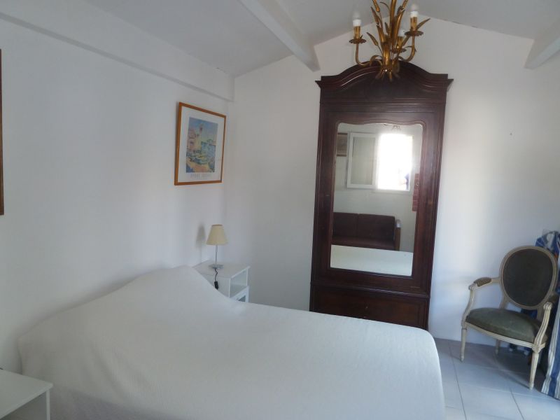 Photo 6 : CHAMBRE d'une maison située à Sainte-Marie, île de Ré.