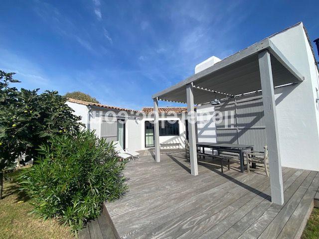 Photo 1 : TERRASSE d'une maison située à Les Portes, île de Ré.