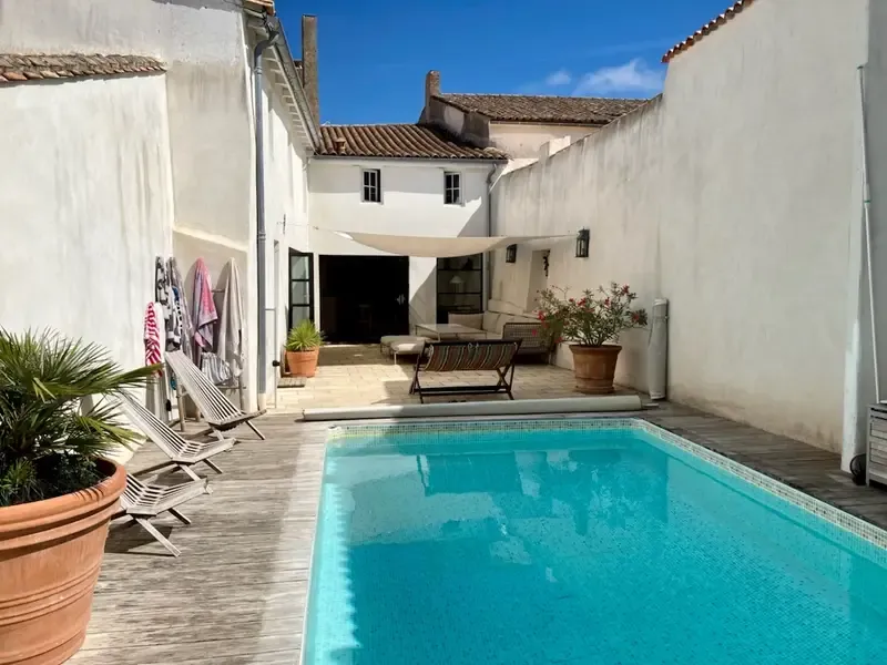 Photo 1 : PISCINE d'une maison située à Saint-Martin-de-Ré, île de Ré.