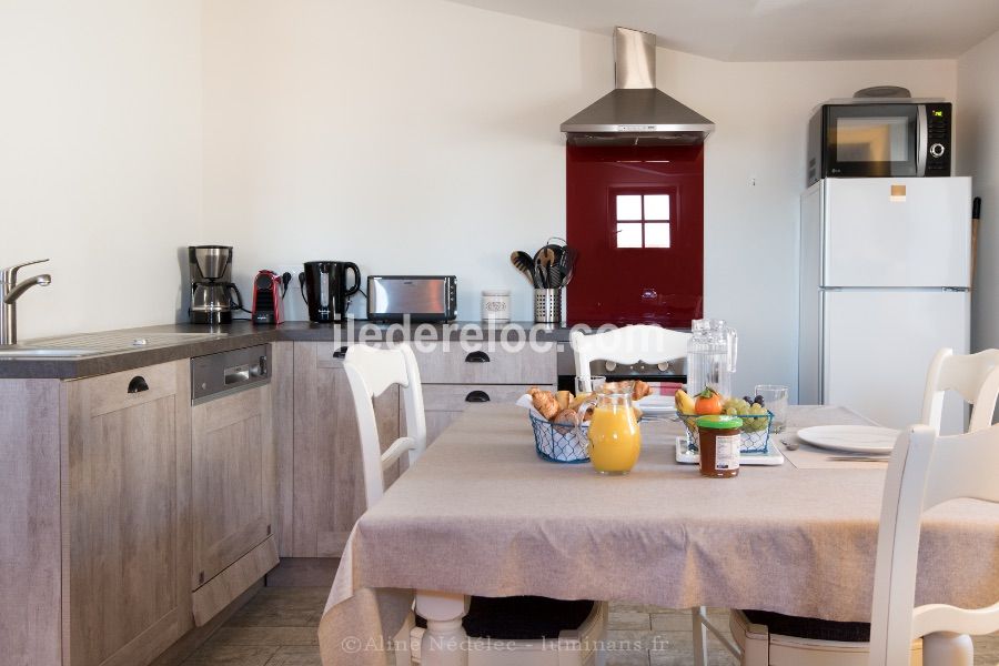 Photo 9 : CUISINE d'une maison située à La Couarde-sur-mer, île de Ré.