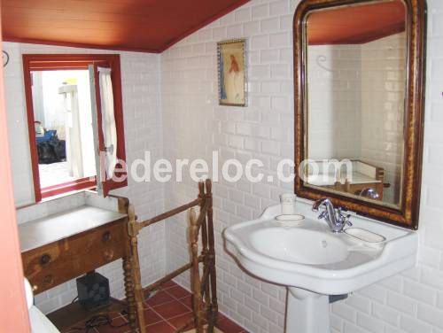 Photo 8 : SALLEDEBAIN d'une maison située à Sainte-Marie-de-Ré, île de Ré.