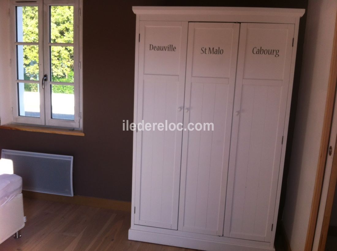 Photo 20 : CHAMBRE d'une maison située à Saint-Clément-des-Baleines, île de Ré.