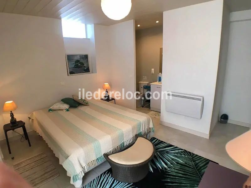 Photo 10 : CHAMBRE d'une maison située à Loix, île de Ré.