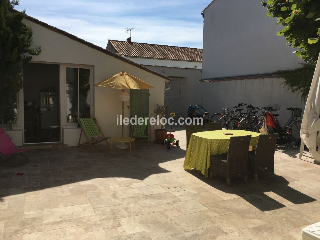 Photo 7 : TERRASSE d'une maison située à Loix, île de Ré.