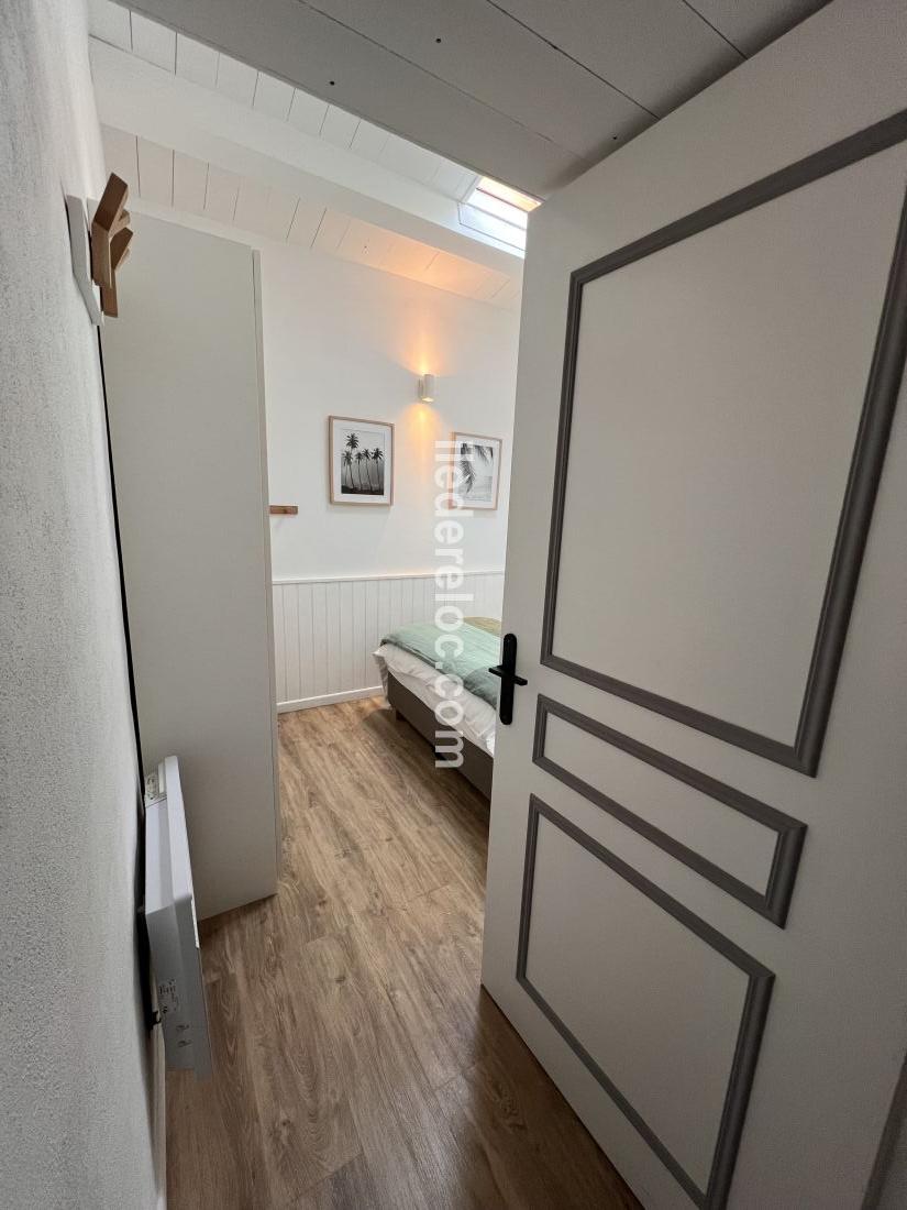 Photo 10 : CHAMBRE d'une maison situ&eacute;e &agrave; La Couarde-sur-mer, &icirc;le de R&eacute;.
