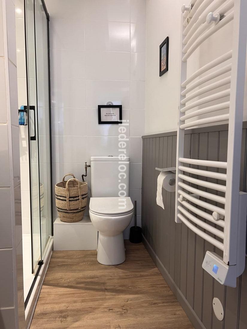 Photo 19 : SALLEDEBAIN d'une maison situ&eacute;e &agrave; La Couarde-sur-mer, &icirc;le de R&eacute;.