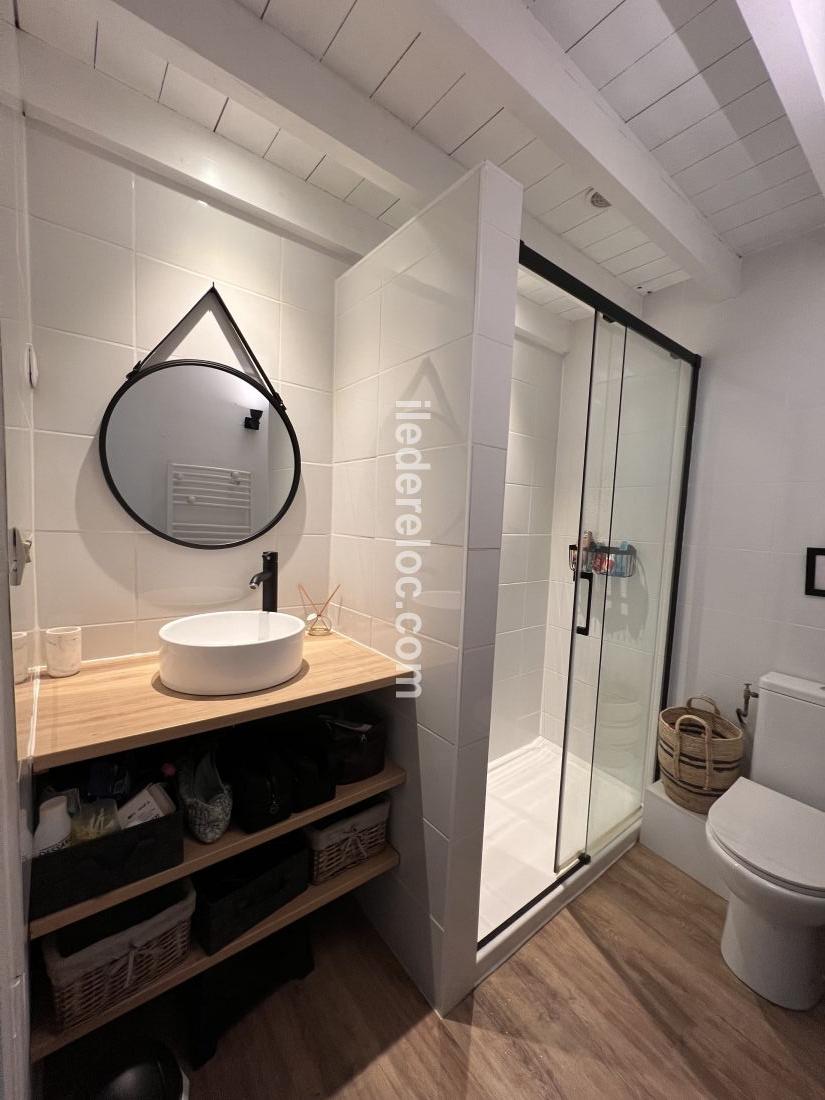 Photo 18 : SALLEDEBAIN d'une maison situ&eacute;e &agrave; La Couarde-sur-mer, &icirc;le de R&eacute;.