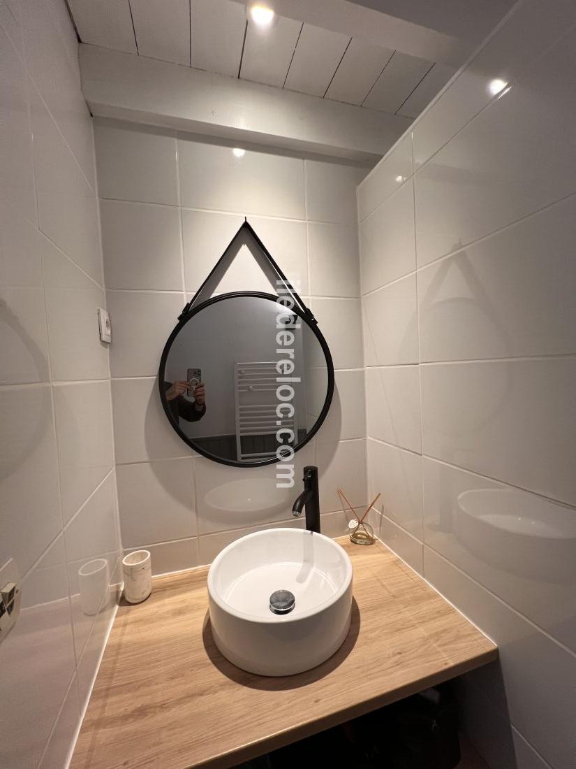 Photo 17 : SALLEDEBAIN d'une maison situ&eacute;e &agrave; La Couarde-sur-mer, &icirc;le de R&eacute;.