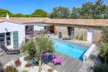 Ile de Ré:A 300 m de la plage et des restaurants, une villa neuve avec piscine chauffée