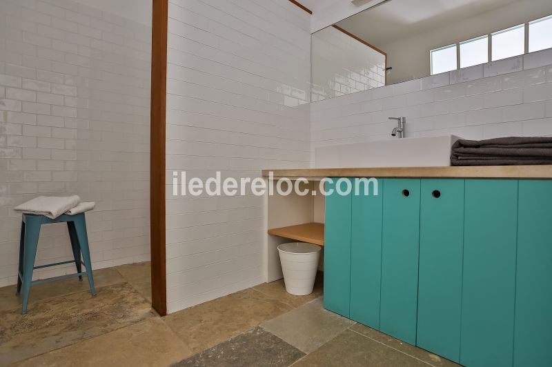 Photo 21 : SALLEDEBAIN d'une maison située à La Couarde-sur-mer, île de Ré.