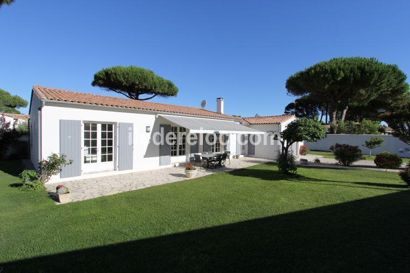 Photo 1 : EXTERIEUR d'une maison située à Le Bois-Plage-en-Ré, île de Ré.