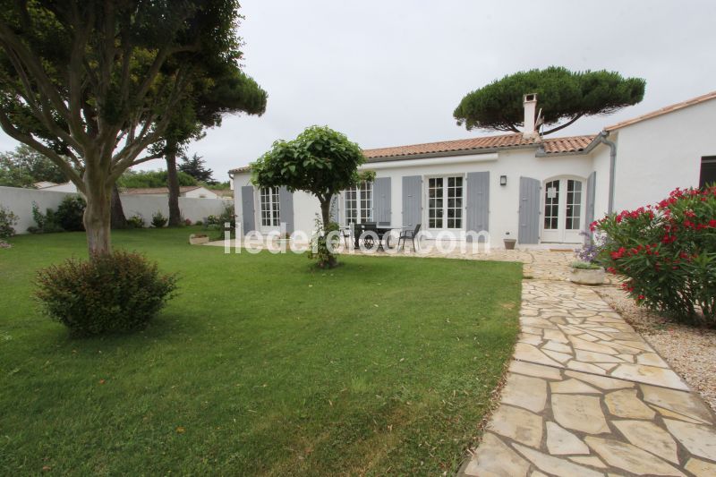 Photo 3 : EXTERIEUR d'une maison située à Le Bois-Plage-en-Ré, île de Ré.